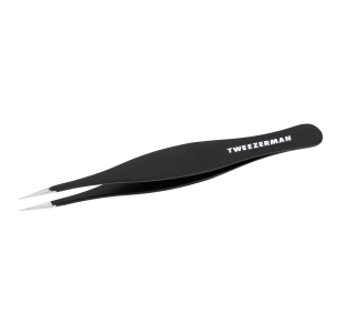 TWEEZERMAN spitze Pinzette in schwarz aus Edelstahl  für die Entfernung von eingewachsenen Haaren oder Splittern.