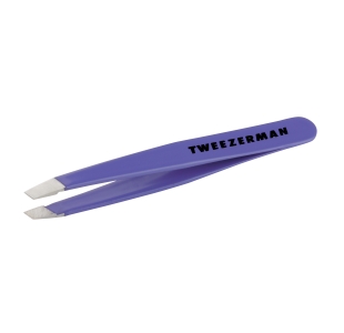 TWEEZERMAN Mini schräge Pinzette in lila aus rostfreiem Edelstahl mit handgeschliffenen Spitzen.