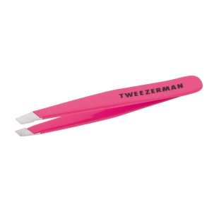 TWEEZERMAN Mini schräge Pinzette in neon pink aus rostfreiem Edelstahl mit handgeschliffenen Spitzen.