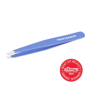 TWEEZERMAN schräge Pinzette in blau aus rostfreiem Edelstahl mit handgeschliffenen Spitzen.