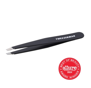 TWEEZERMAN schräge Pinzette in schwarz aus rostfreiem Edelstahl mit handgeschliffenen Spitzen.