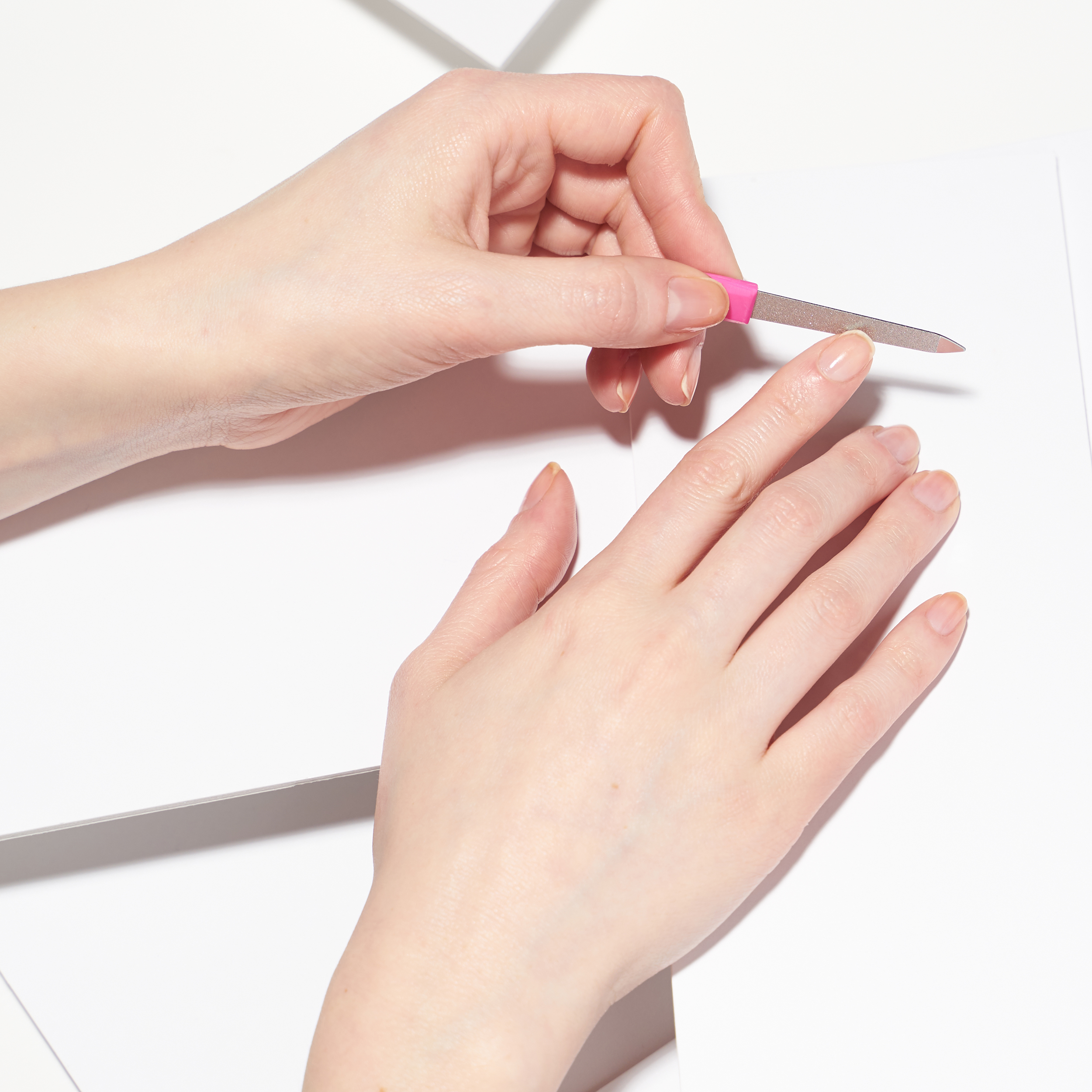Anwendung einer TWEEZERMAN Mini Nagelfeile am rechten Zeigefinger.
